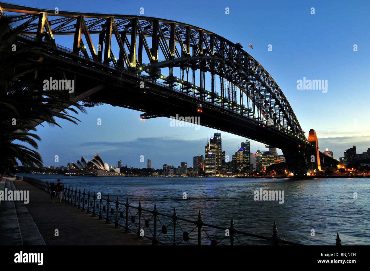 Opera House Sydney NSW Australie Harbour Music culture Opéra Historique du pont du port de mer de l'eau au crépuscule crépuscule Banque D'Images