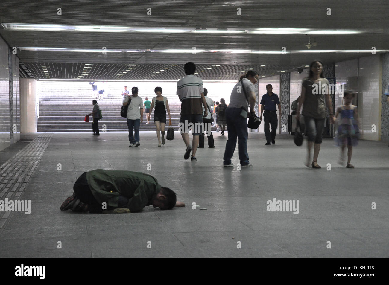 Mendiant dans le métro, la Place Tiananmen, Pékin, Chine Banque D'Images