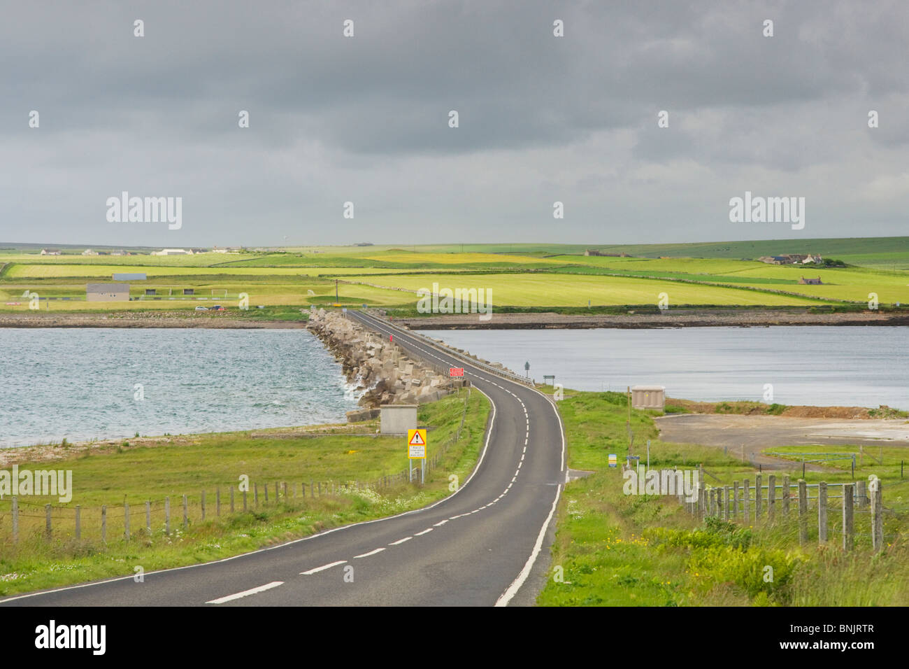 Barrière entre Churchill et Burray Mainland fermer l'entrée aux îles Orkney Scapa Flow LA005065 Banque D'Images