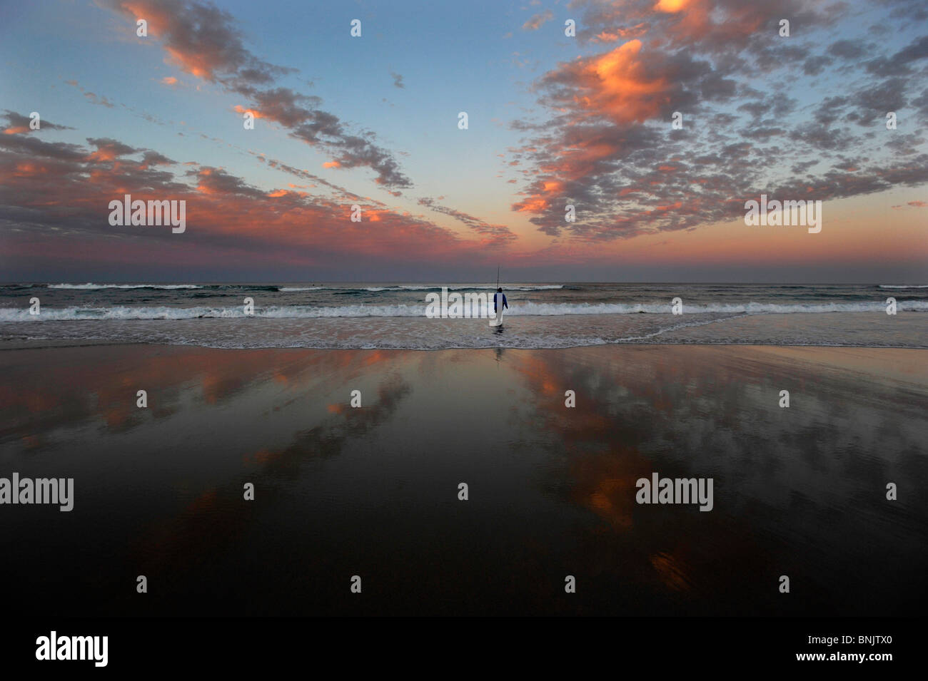 Pêche à la côte australienne au coucher du soleil Banque D'Images