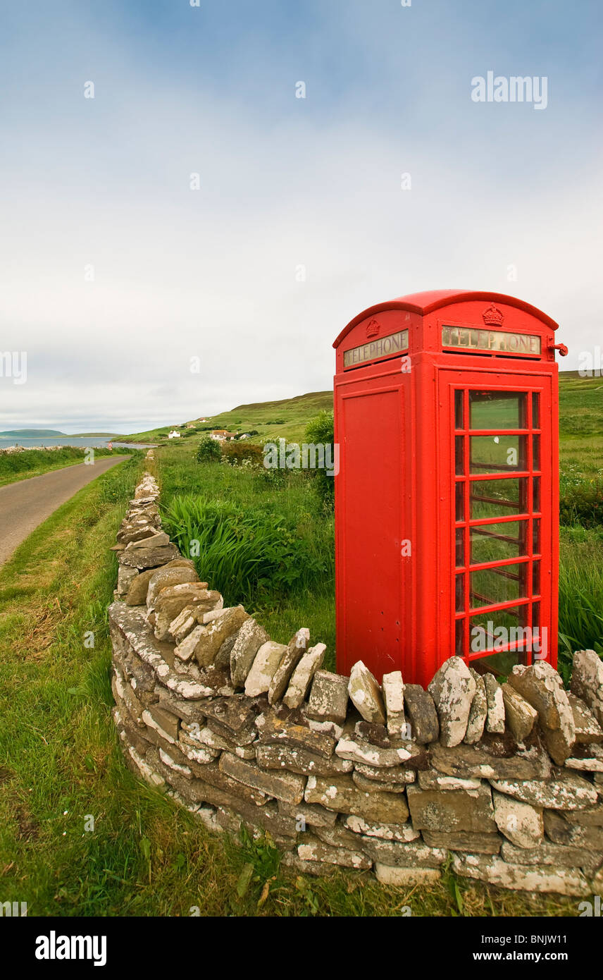 Une résidence typique de la cabine téléphonique rouge sur la petite île de Rousay, Orkney. Banque D'Images