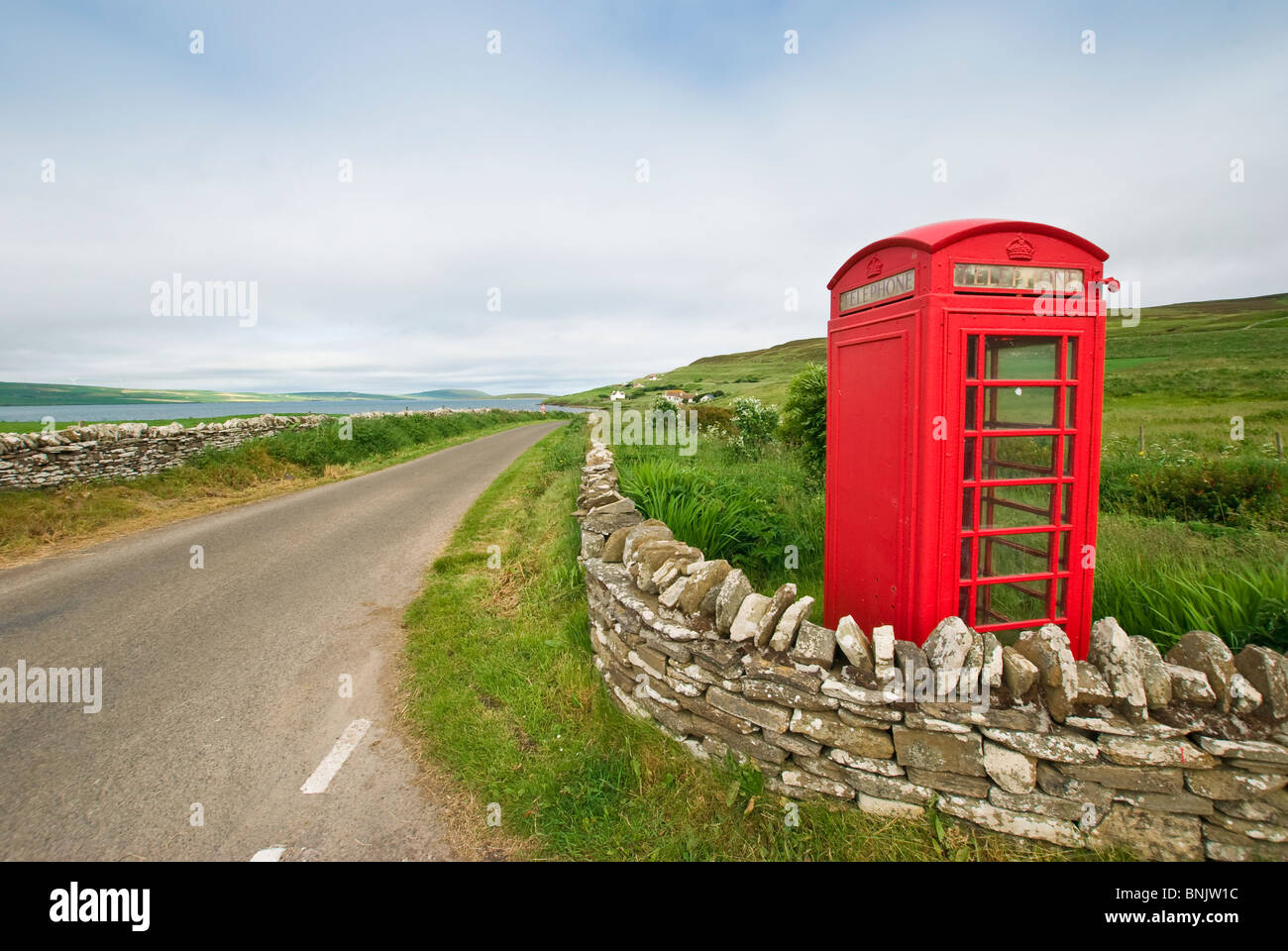 Une résidence typique de la cabine téléphonique rouge sur la petite île de Rousay, Orkney. Banque D'Images