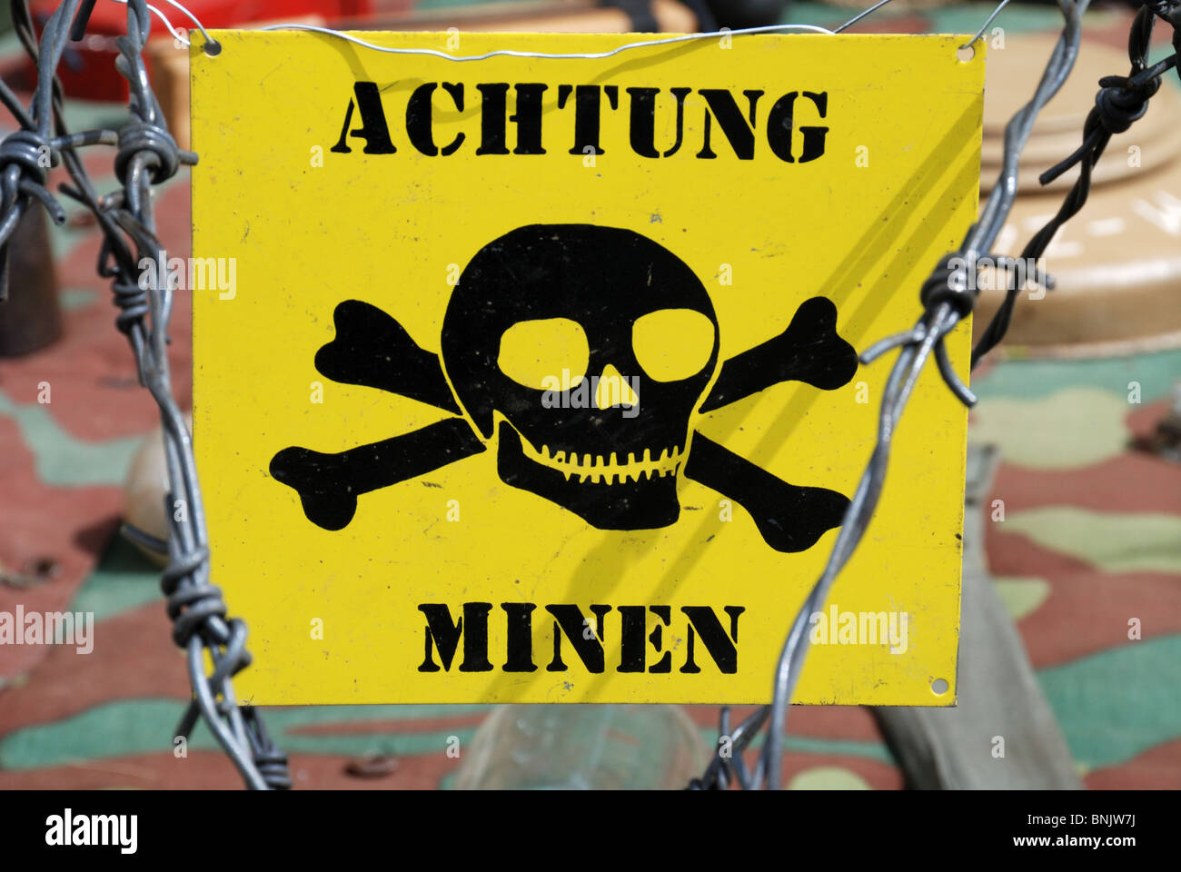 Mine allemande Panneau d'avertissement sur les barbelés. Banque D'Images