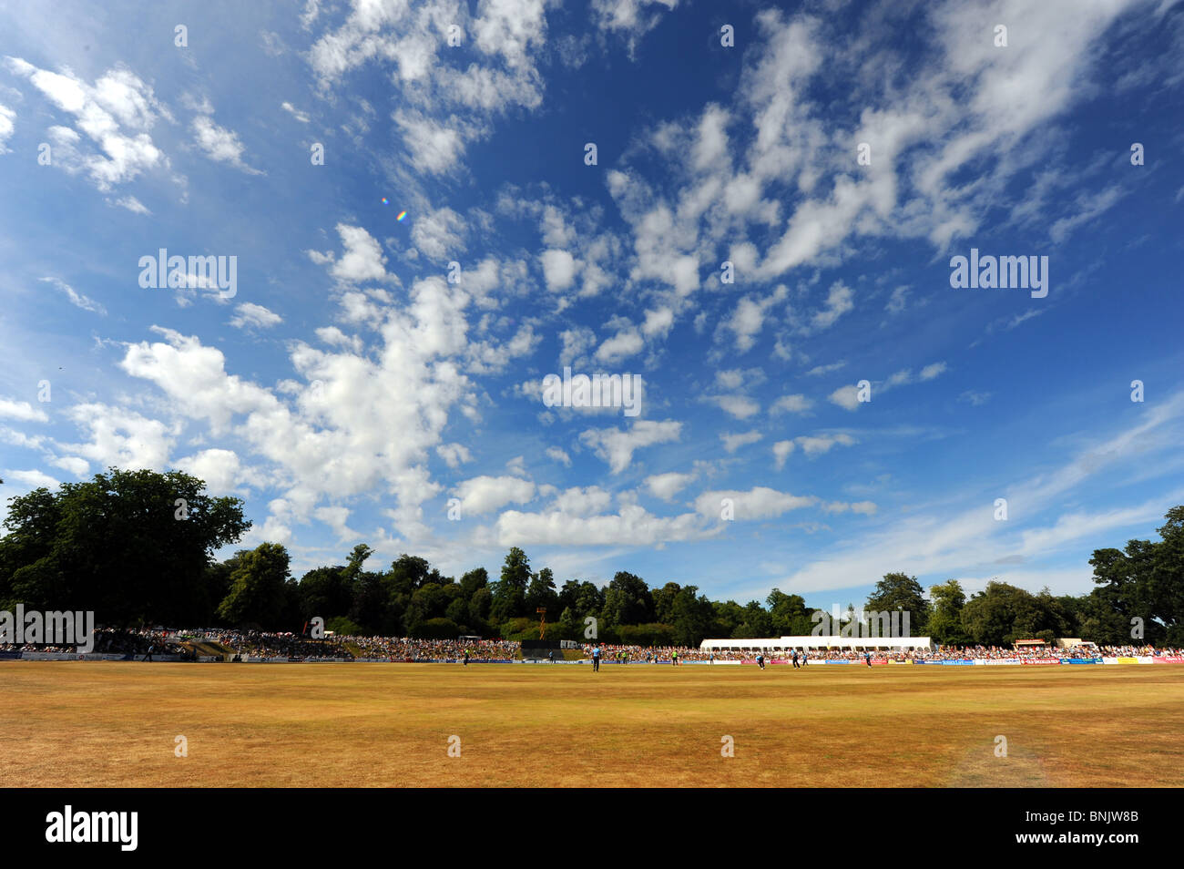 Sec desséchée sur champ extérieur au terrain de cricket Arundel Castle dans le West Sussex UK Banque D'Images