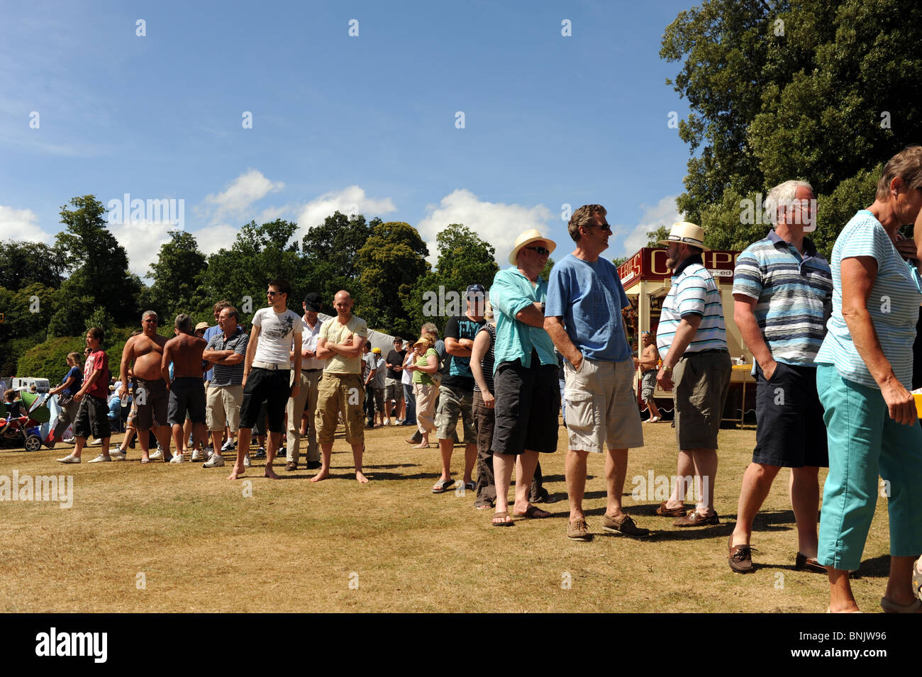Les gens de la file d'at Arundel Castle cricket ground dans West Sussex UK Banque D'Images