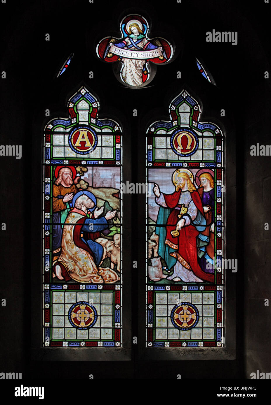 Un vitrail de Frank Holt de Warwick représentant Matthieu 16.:19; Jésus donnant à l'Apôtre Pierre les clés du Royaume des Cieux Banque D'Images