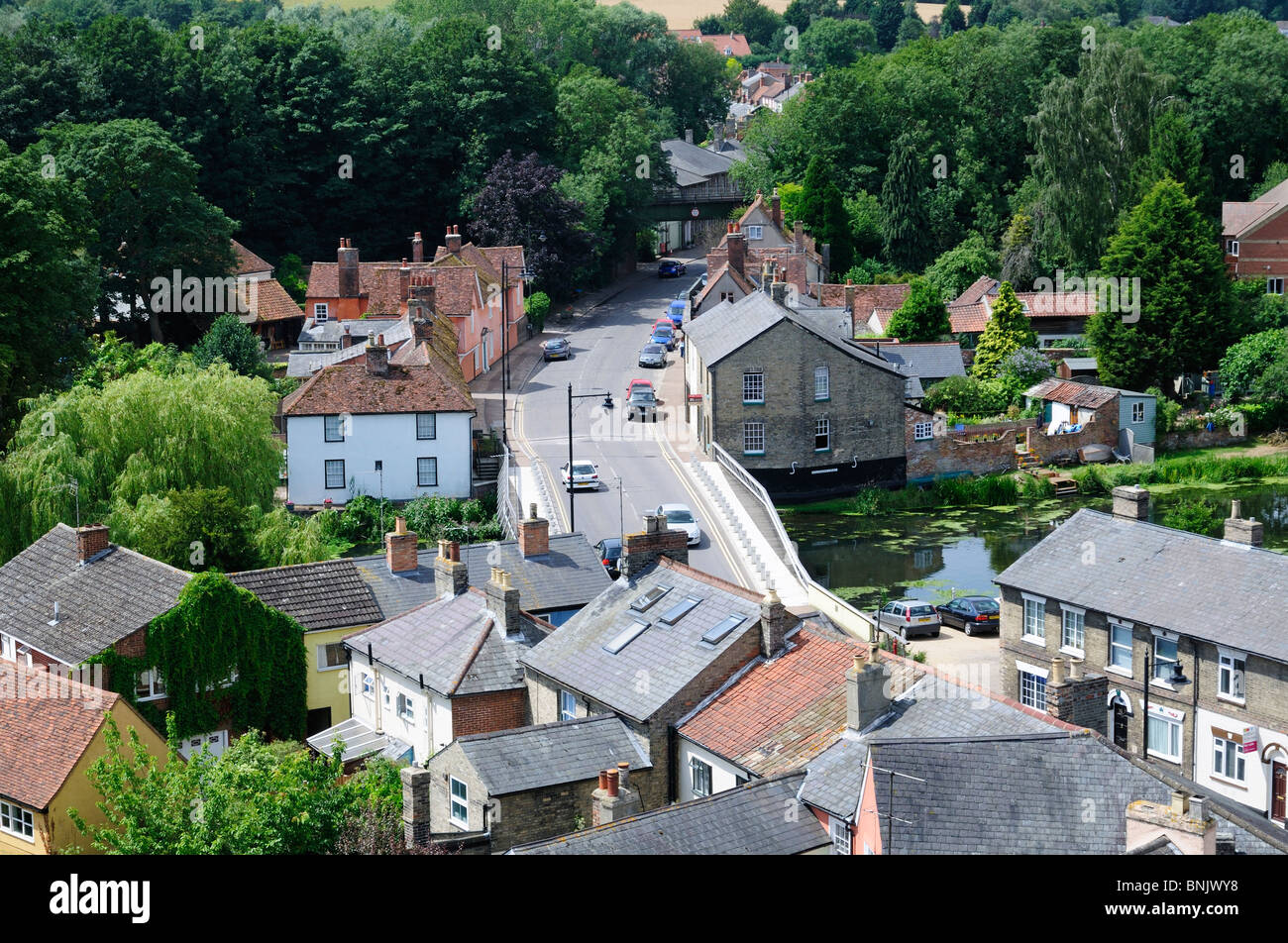 Une vue aérienne de maisons autour de la rivière Stour au pont Ballingdon à Sudbury, Suffolk, Angleterre. Banque D'Images