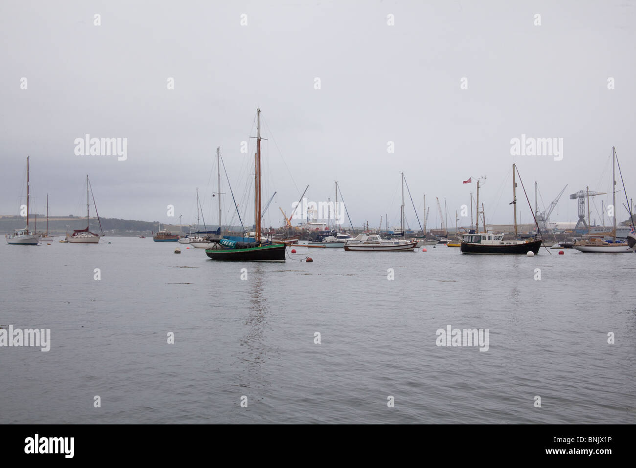 Voiliers dans le port de St Mawes, Cornwall, Angleterre. Banque D'Images