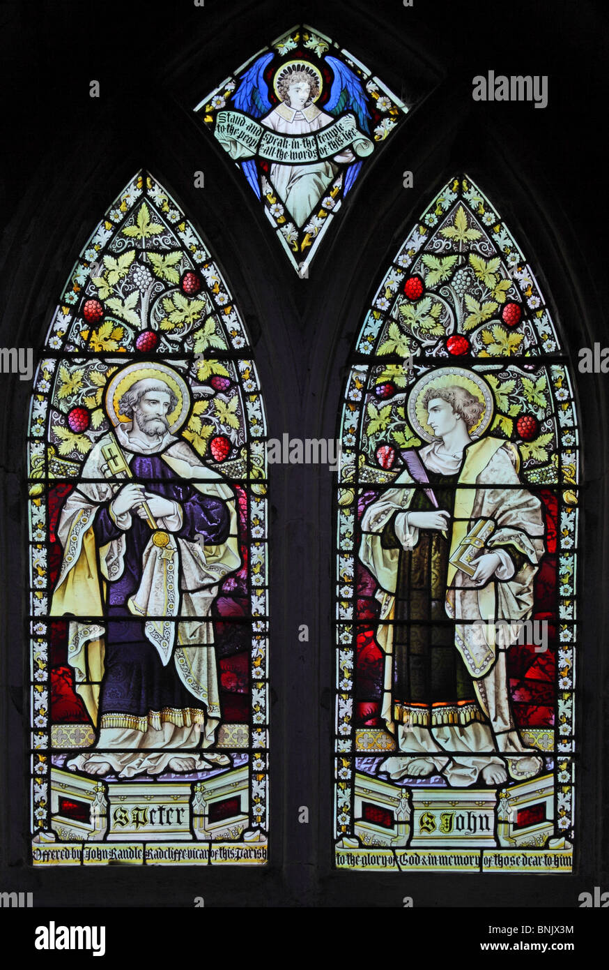 Un vitrail représentant des Saints Pierre et Jean l'Evangéliste, Église Paroissiale de St Jacques le Majeur, Snitterfield Banque D'Images