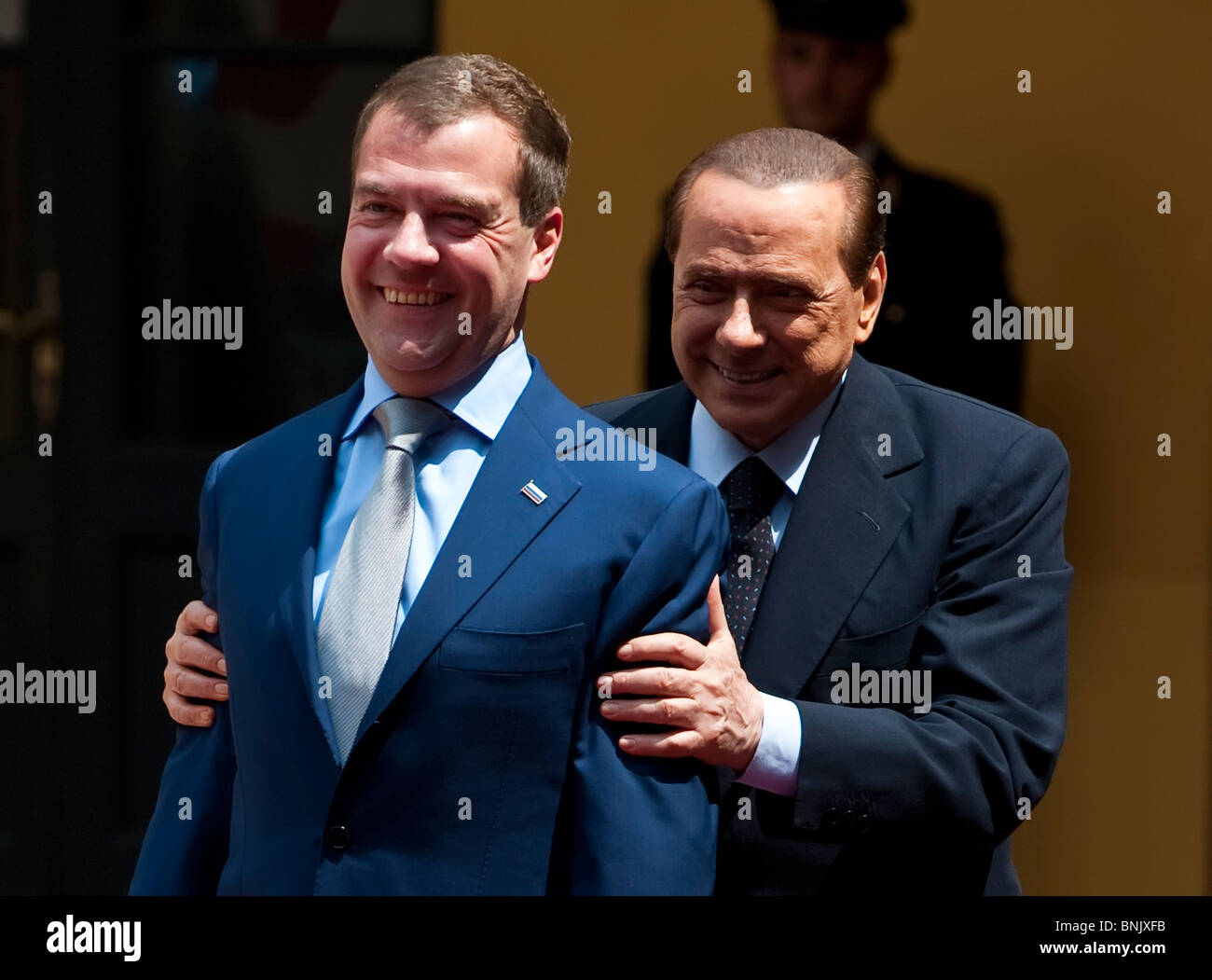 Le président russe Dmitri Medvedev se rencontre pour des entretiens avec le Premier ministre italien Silvio Berlusconi à Milan, 23 juillet 2010 Banque D'Images