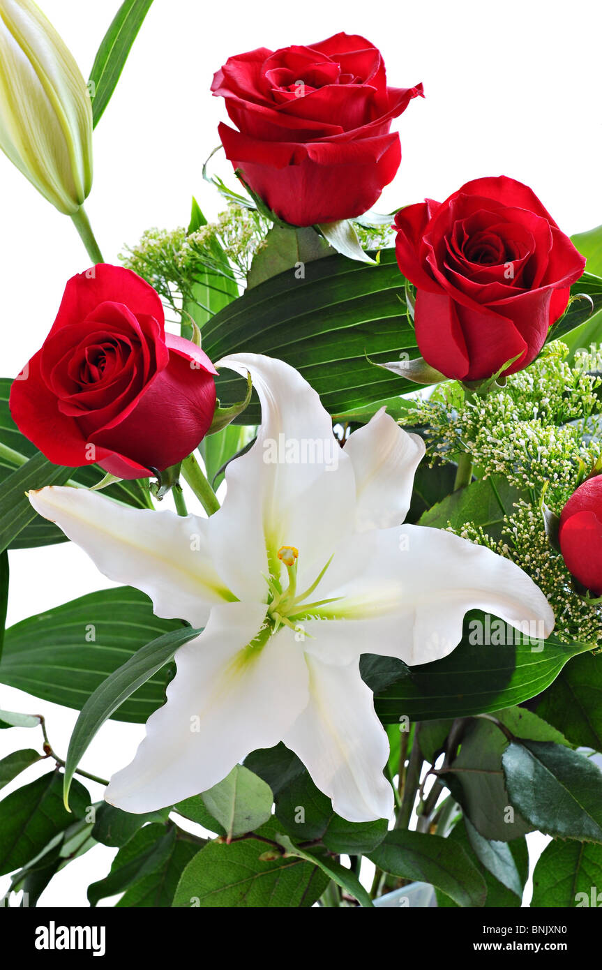 Bouquet de roses rouges et de lys blanc Photo Stock - Alamy