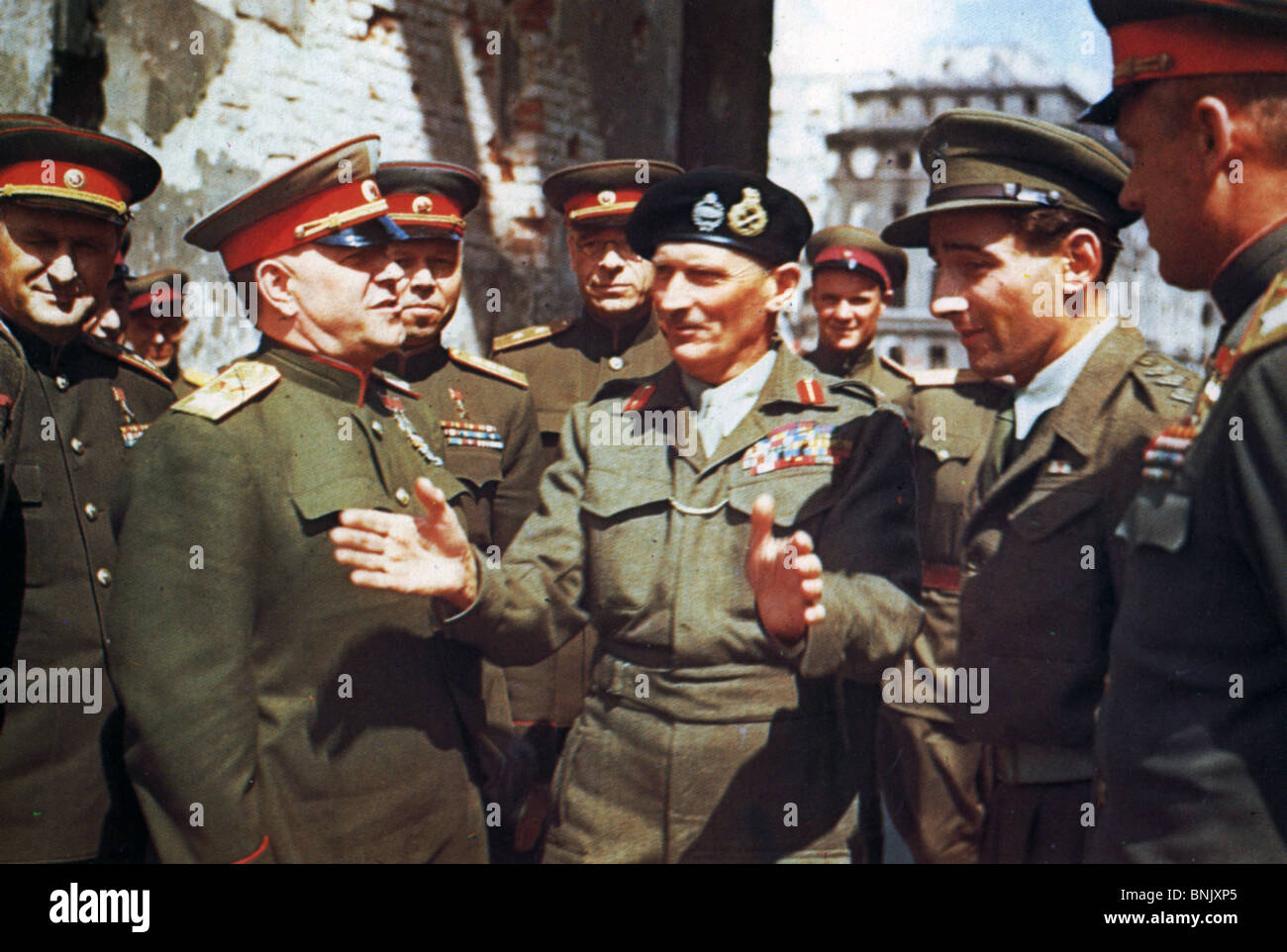 Maréchal Bernard Montgomery à la porte de Brandebourg, Berlin, 12 juillet 1945 avec le maréchal Joukov à sa droite. Gale Lewis Photo Banque D'Images