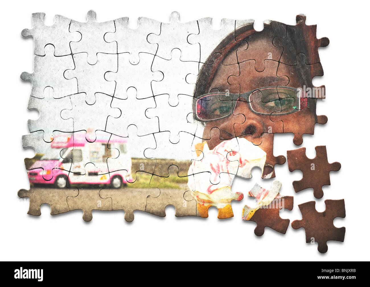 Fille de manger une glace dans une formation de puzzle étrange Banque D'Images