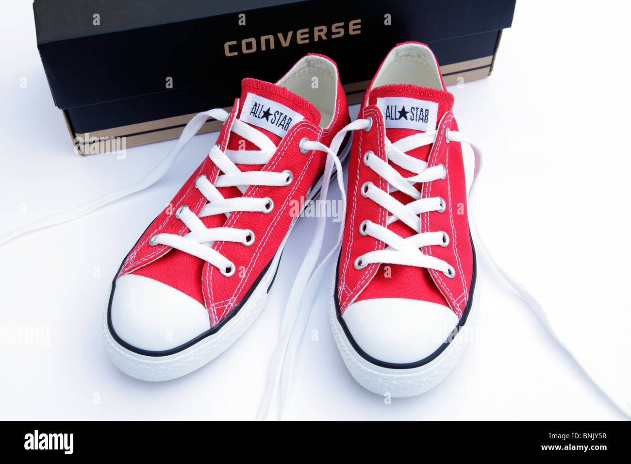 Une nouvelle paire de chaussures Converse All Star rouges avec une boîte isolée sur fond blanc, Royaume-Uni Banque D'Images