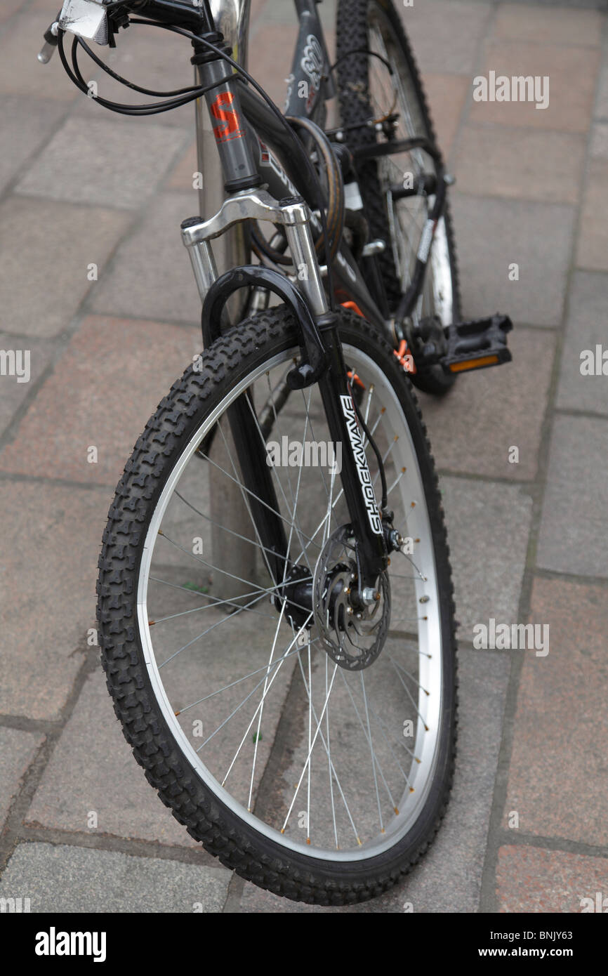 Un vélo avec une roue endommagée font, UK Banque D'Images