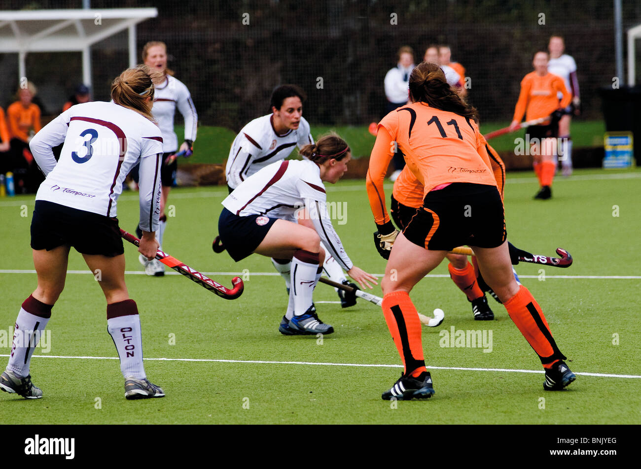 L'équipe de hockey de Leicester Ladies Shirts Orange jouant sur Leicester Grammar School à Great Glen Banque D'Images