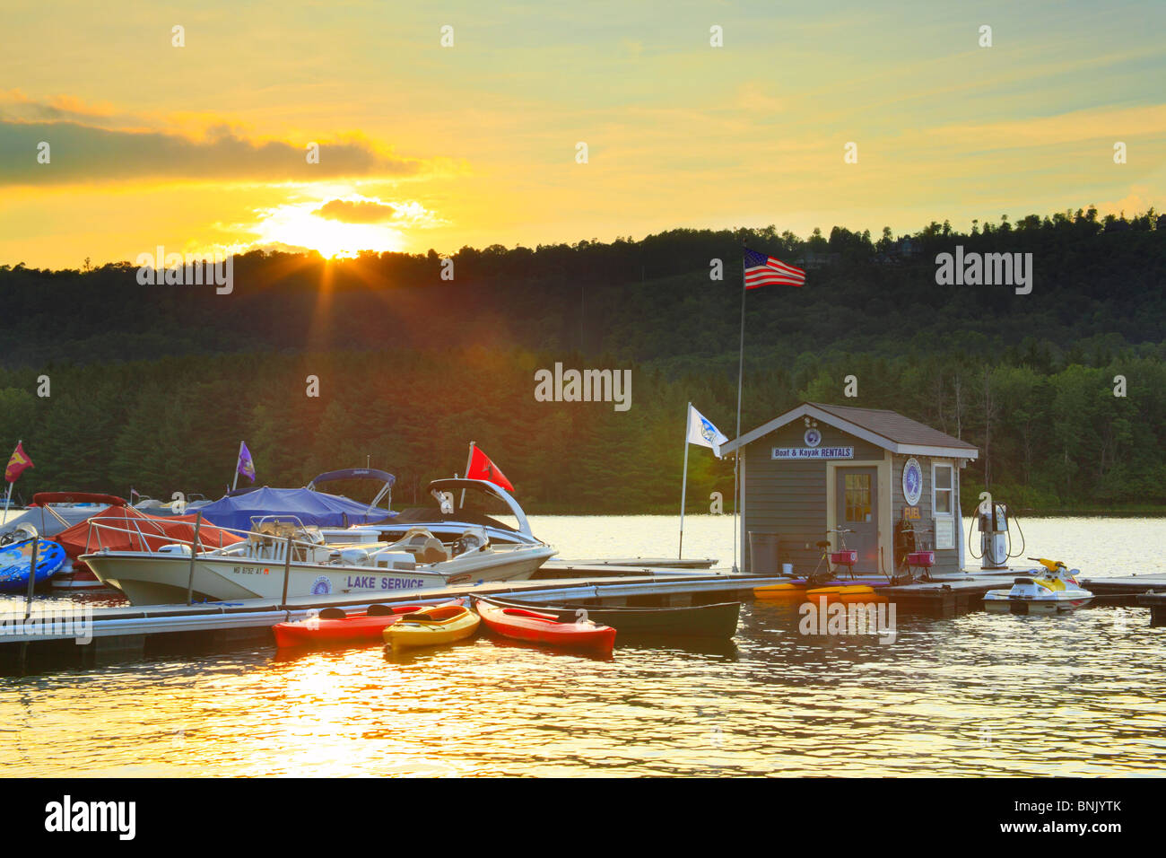 Coucher du soleil à Silver Tree Marina sur Deep Creek Lake, Thayerville, Maryland, États-Unis Banque D'Images