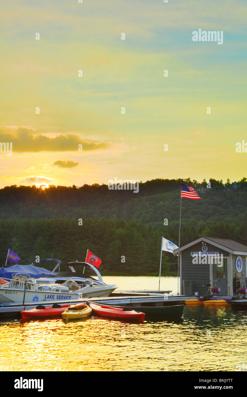 Coucher du soleil à Silver Tree Marina sur Deep Creek Lake, Thayerville, Maryland, États-Unis Banque D'Images