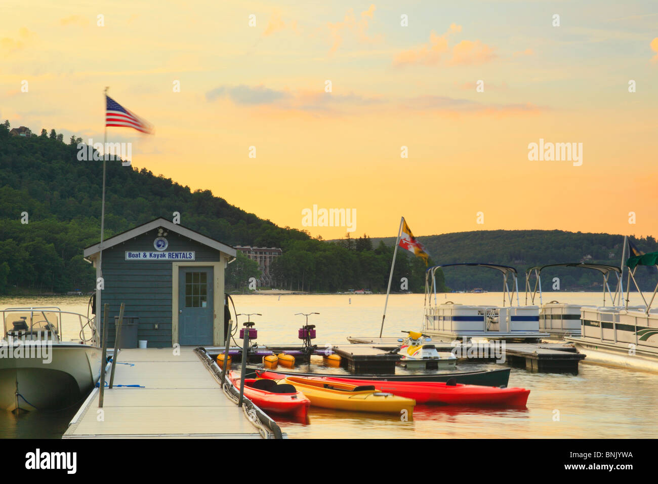 Coucher du soleil à Silver Tree Marina sur Deep Creek Lake, Thayerville, Maryland, États-Unis Banque D'Images