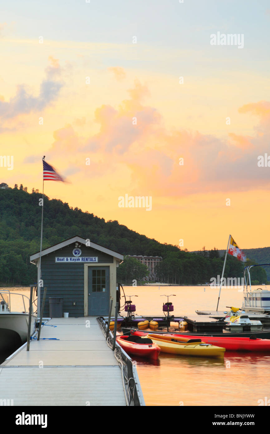 Coucher du soleil à Silver Tree Marina sur Deep Creek Lake, Thayerville, Maryland, États-Unis Banque D'Images