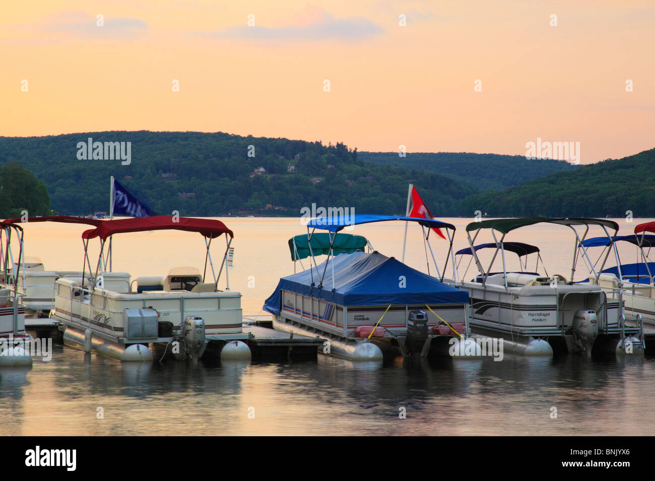 Coucher du soleil à Silver Tree Marina sur Deep Creek Lake, Thayerville, Maryland, États-Unis Banque D'Images