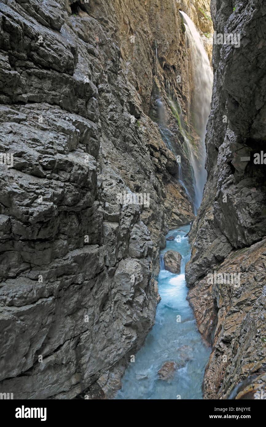 Chutes d'eau dans la gorge Höllental à Grainau, près de Garmisch-Partenkirchen en Bavière, Allemagne. Un célèbre sentier de randonnée de montagne. Höllentalklamm Banque D'Images