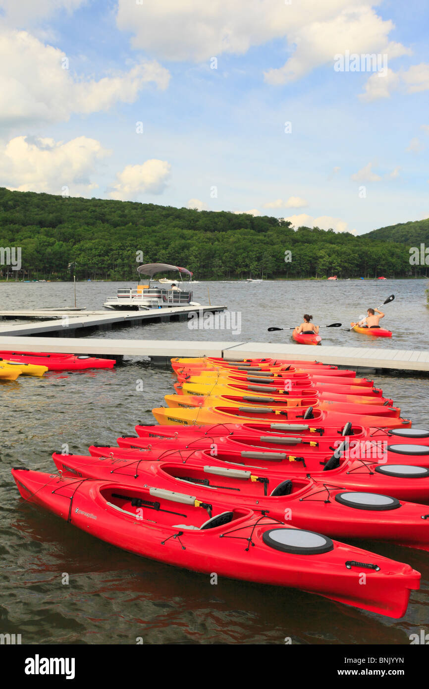 Les kayakistes partent de la marina sur Deep Creek Lake, Thayerville, Maryland, États-Unis Banque D'Images