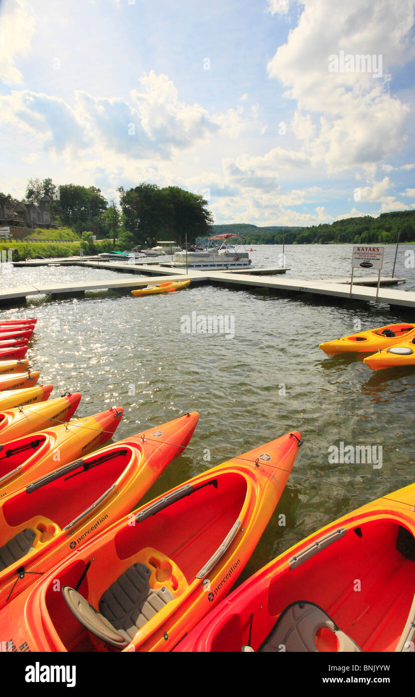 Bateaux et kayaks colorés dans une marina sur Deep Creek Lake, Thayerville, Maryland, États-Unis Banque D'Images