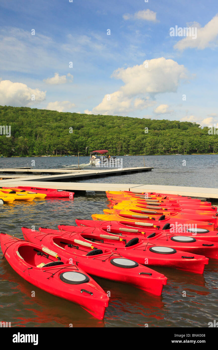 Bateaux et kayaks colorés dans une marina sur Deep Creek Lake, Thayerville, Maryland, États-Unis Banque D'Images