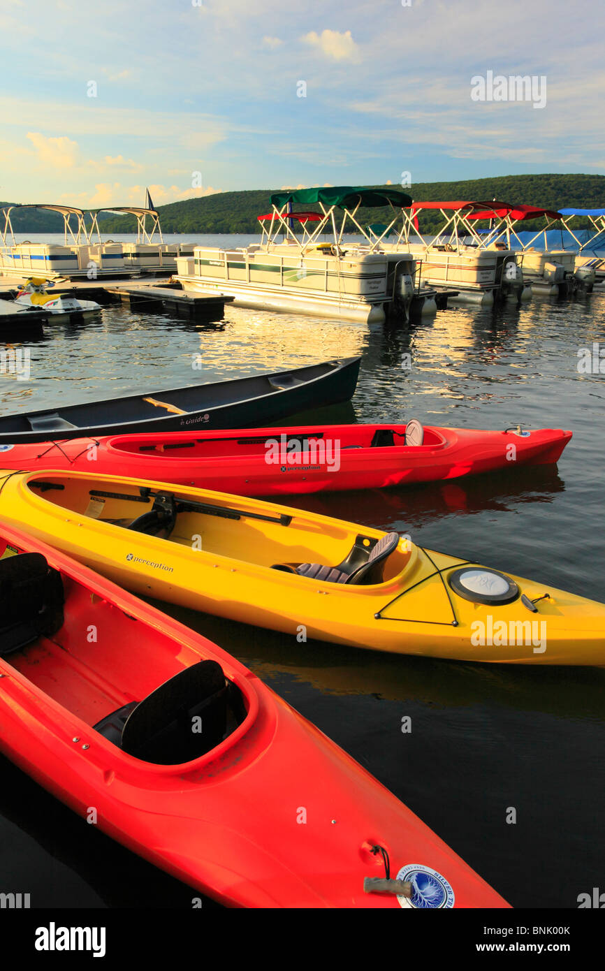 Kayaks et bateaux à Silver Tree Marina sur Deep Creek Lake, Thayerville, Maryland, États-Unis Banque D'Images