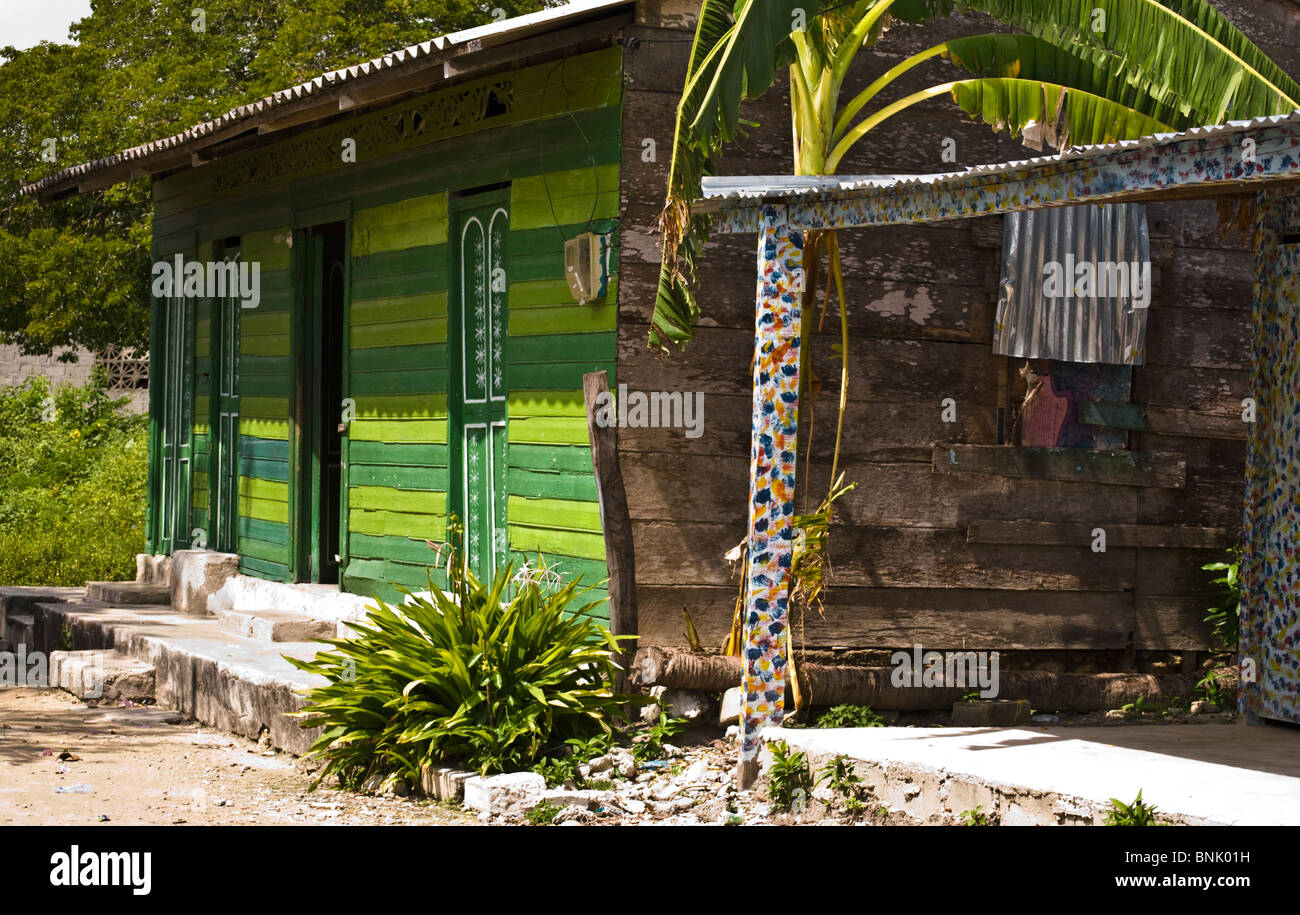L'une des maisons aux couleurs locales dans le village de pêcheurs de Baru. Banque D'Images