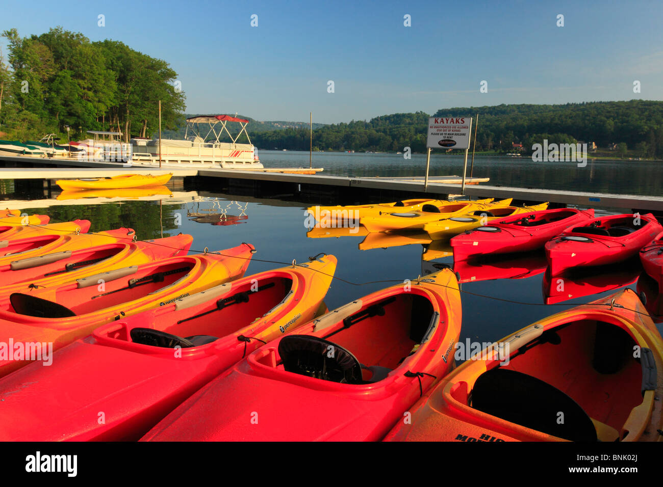 Bateaux et kayaks colorés dans une marina sur Deep Creek Lake, Thayerville, Maryland, États-Unis Banque D'Images