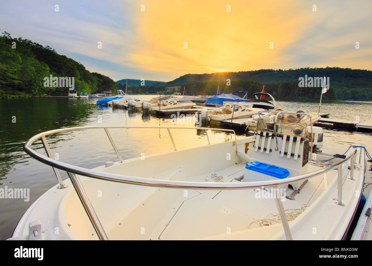 Coucher du soleil à Silver Tree Marina sur Deep Creek Lake, Thayerville, Maryland, États-Unis Banque D'Images