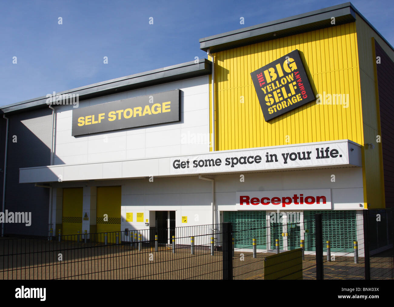 Le Big Yellow Self Storage depot dans une ville du Royaume-Uni. Banque D'Images