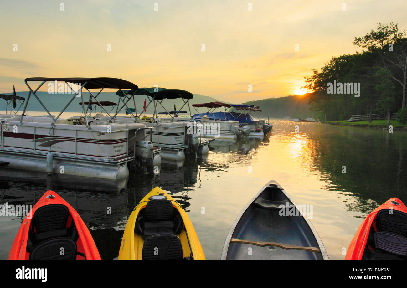 Lever du soleil à Silver Tree Marina sur Deep Creek Lake, Thayerville, Maryland, États-Unis Banque D'Images