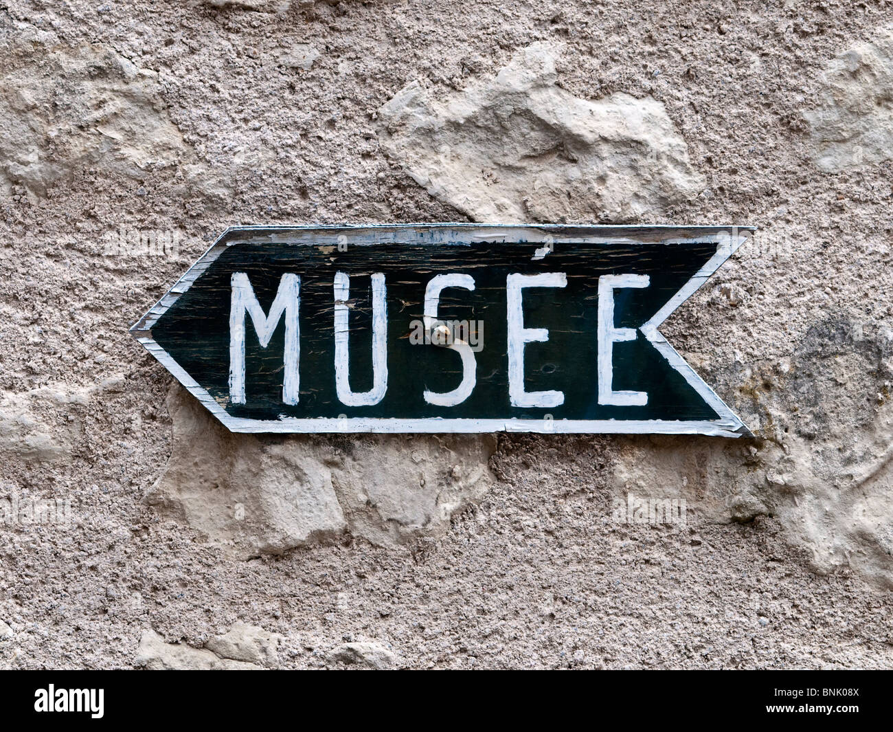 Flèche en bois fait main signe indiquant musée local - France. Banque D'Images