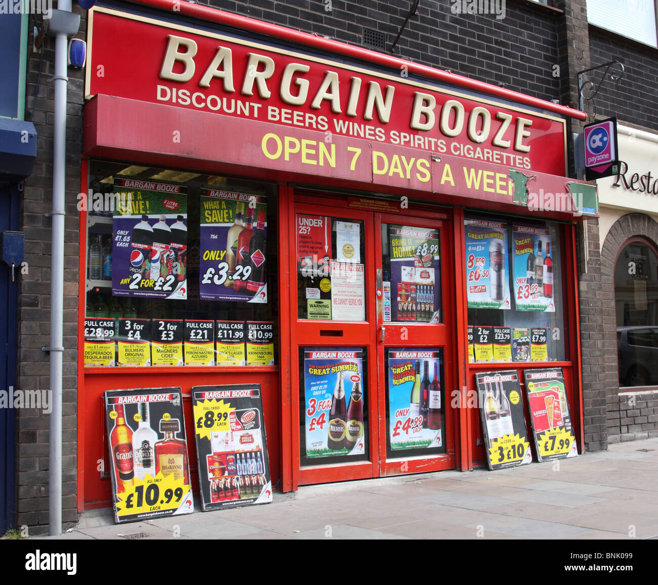 Un Bargain Booze entreposer dans un ville du Royaume-Uni. Banque D'Images