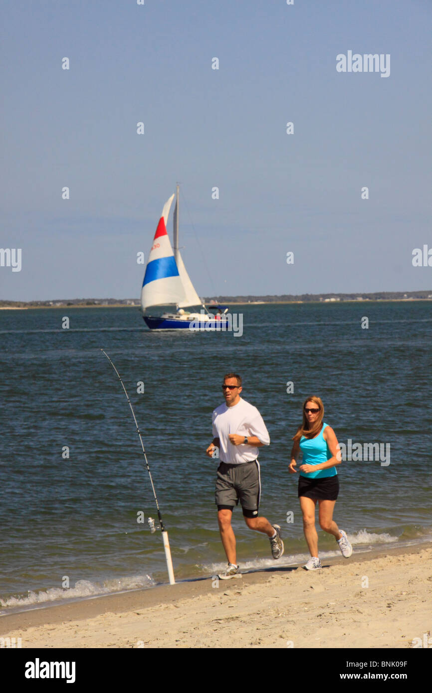 Couple jogging on beach at Fort Macon State Park, Beaufort Inlet, Atlantic Beach, North Carolina USA Banque D'Images