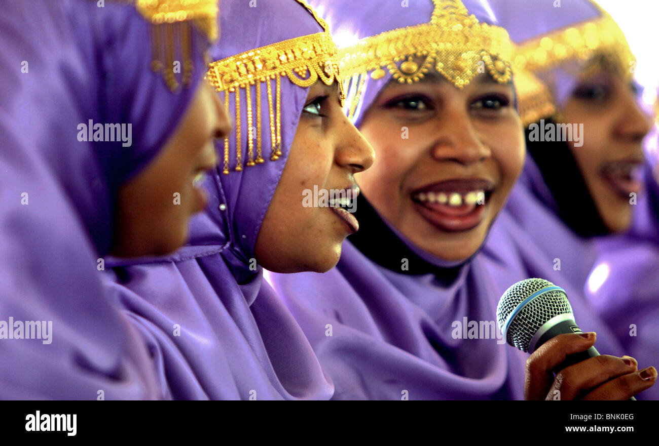 Les femmes d'Oman effectuer un chant traditionnel et la danse pendant le Smithsonian Folklife Festival annuel tenu à Washington, D.C. Banque D'Images