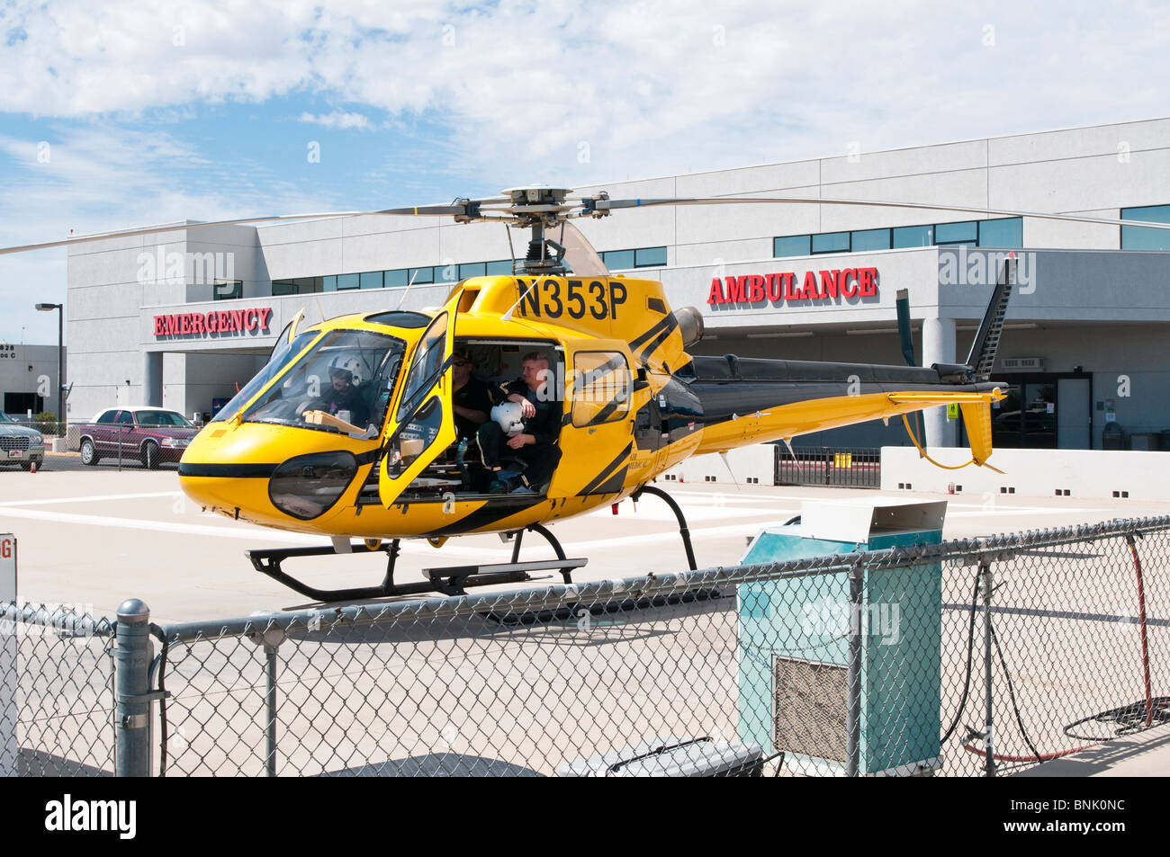 Un hélicoptère d'évacuation médicale est assis sur un pad à un centre médical régional. Signes d'urgence et d'ambulance dans l'arrière-plan. Banque D'Images