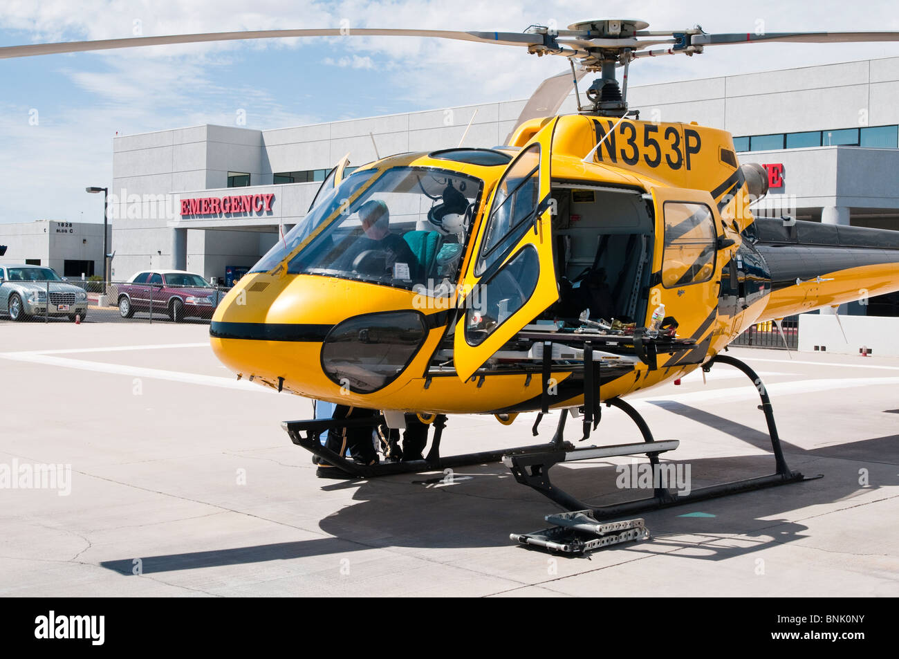 Un hélicoptère d'évacuation médicale est assis sur un pad à un centre médical régional. Signes d'urgence et d'ambulance dans l'arrière-plan. Banque D'Images