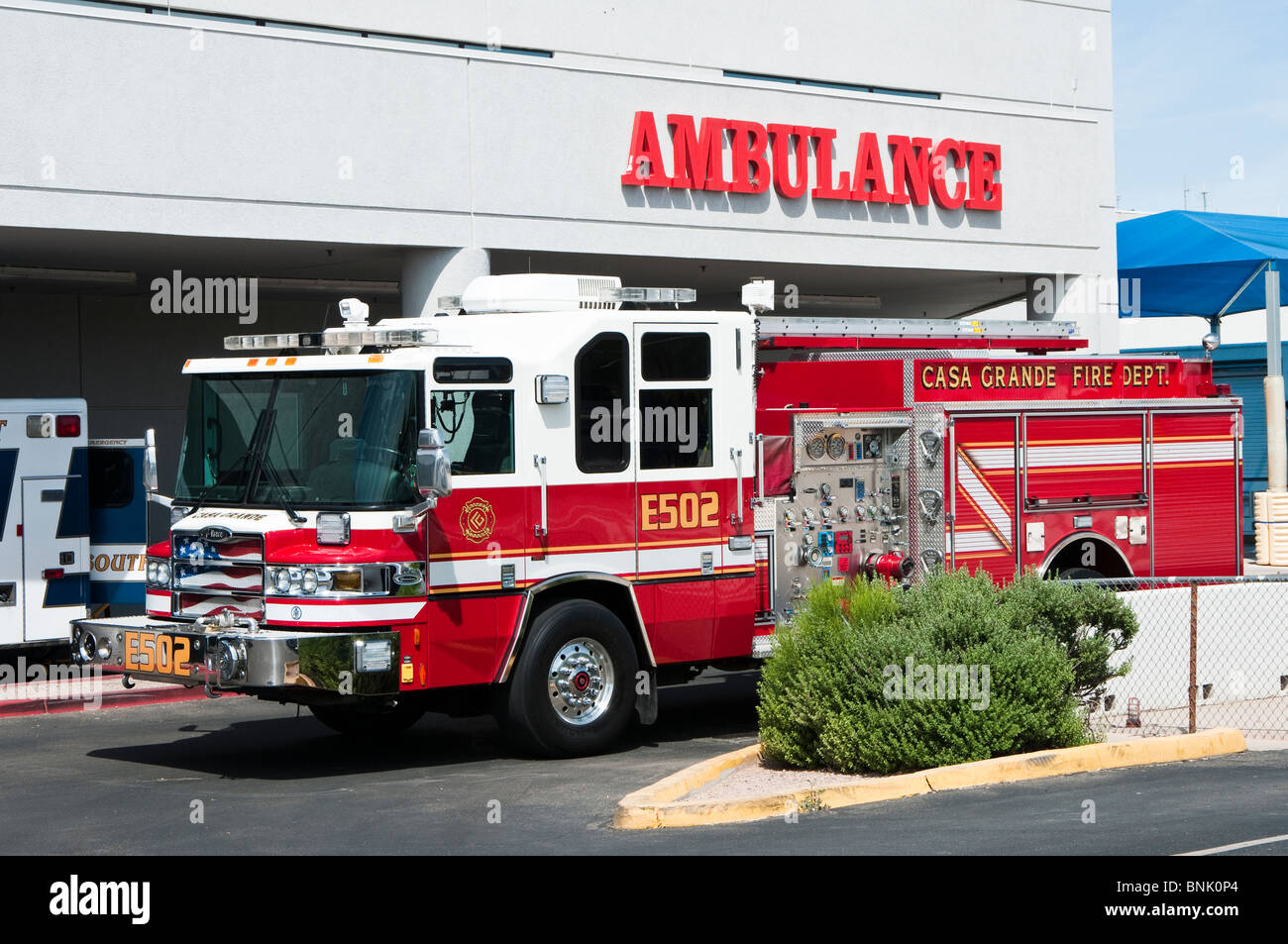 Une ambulance et camion de pompiers ambulanciers à l'entrée d'un emergancy Regional Medical Center. Banque D'Images