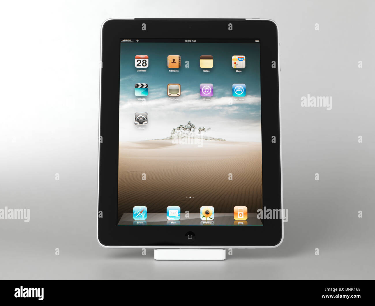 Apple iPad 3G tablet computer debout dans sa station d'isolé sur fond blanc Banque D'Images