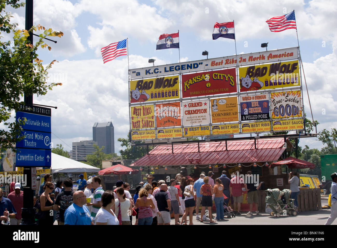 Les gens et les cabines du vendeur. Jazz et Rib Fest. Columbus, Ohio, USA. Stand nommé Bad Wolf Barbecue. Banque D'Images