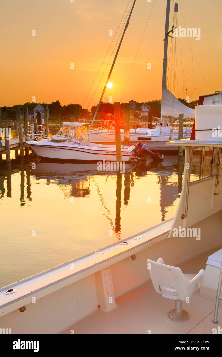 Coucher du soleil à Silver Lake Harbour, Ocracoke Island, Cape Hatteras National Seashore, USA Banque D'Images