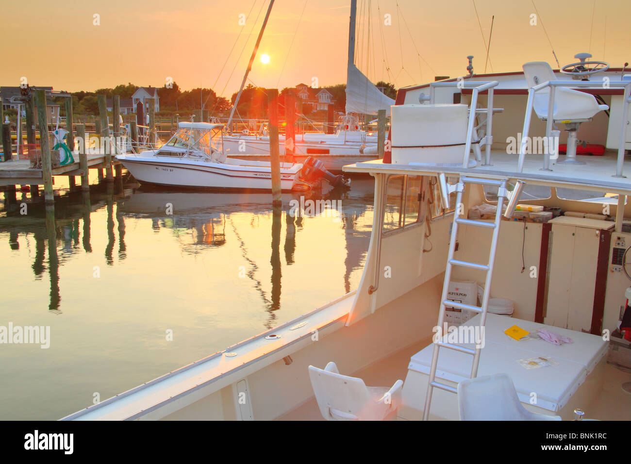 Coucher du soleil à Silver Lake Harbour, Ocracoke Island, Cape Hatteras National Seashore, USA Banque D'Images