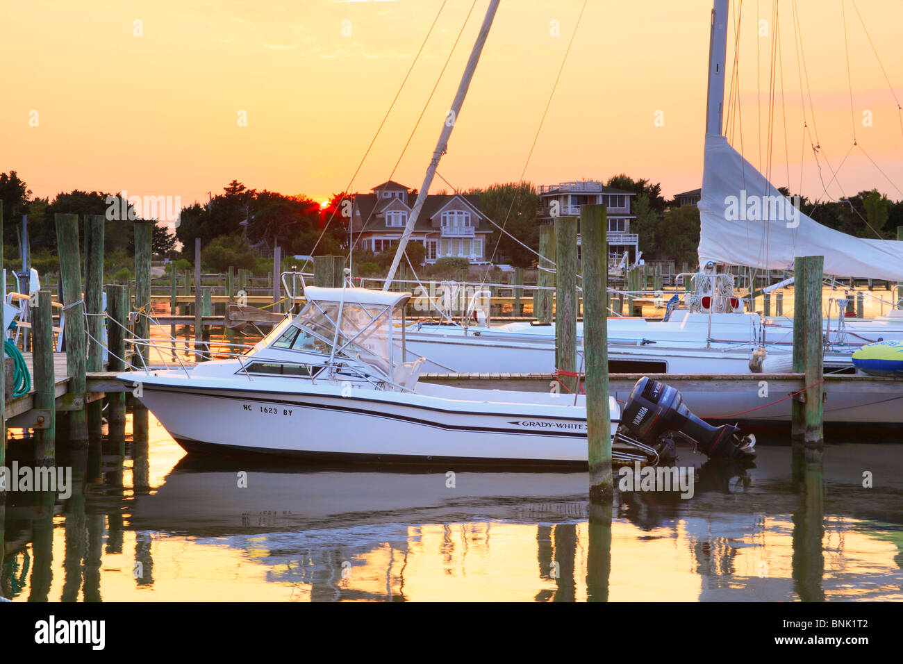 Coucher du soleil à Silver Lake Harbour, Ocracoke Island, Cape Hatteras National Seashore, USA Banque D'Images