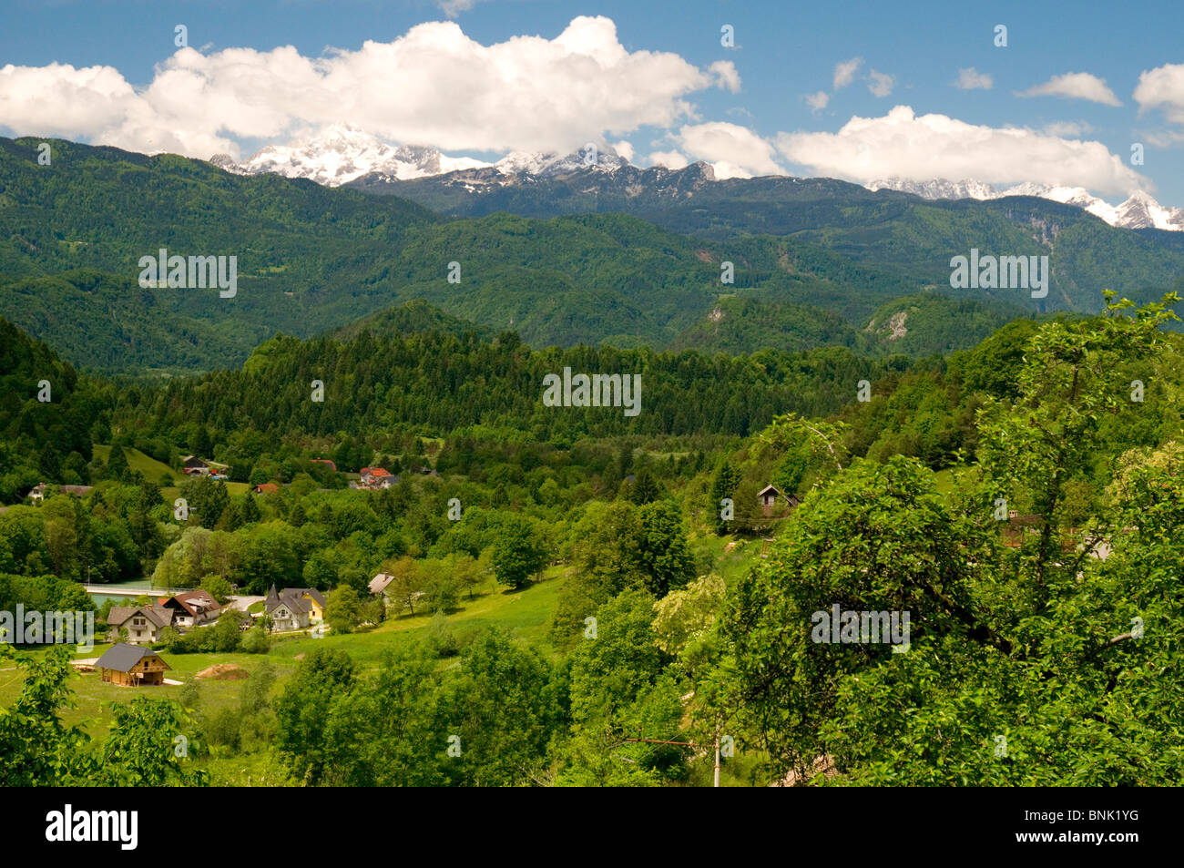 Le Mont Triglav 2864 mètres, dans les Alpes Juliennes, de Radovljica, Slovénie Banque D'Images