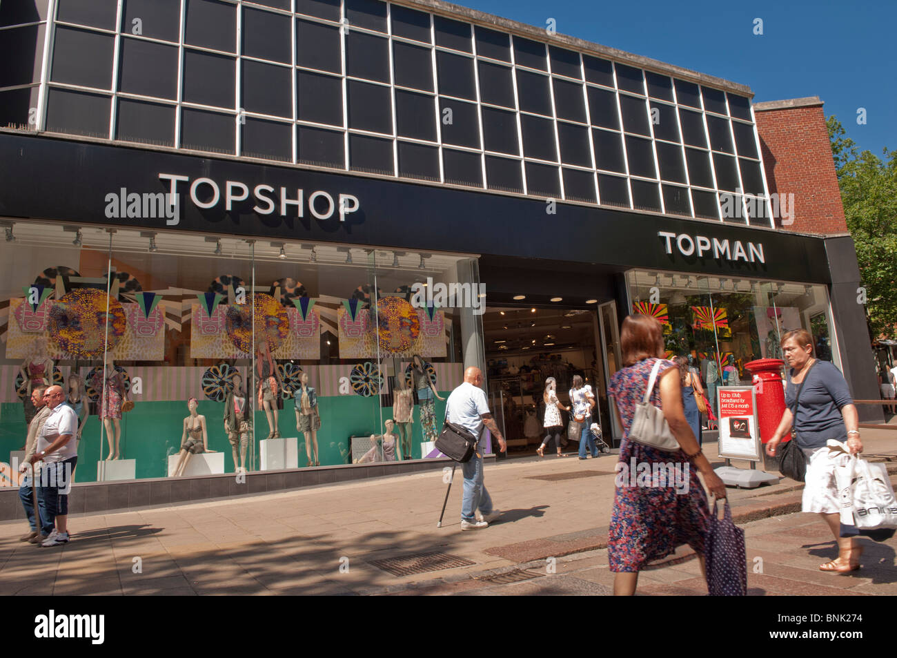Le magasin de vêtements Topman Topshop avec les consommateurs à Norwich ,  Norfolk , Bretagne , France Photo Stock - Alamy