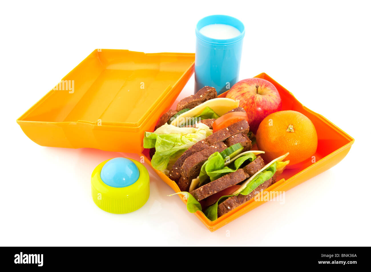 Boîte à lunch saine avec du pain complet de lait et de fruits Banque D'Images